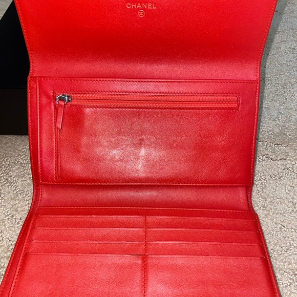 AUTHENTIC RED CHANEL CAVIAR LEATHER - LIKE NEW! - Picture 13 of 16